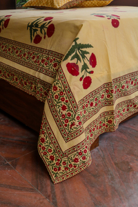 Drap de lit en coton imprimé à la main |   Drap de lit indien à motif floral de cerises avec bordure |   Literie faite à la main pour la vente en gros - Product Image 2