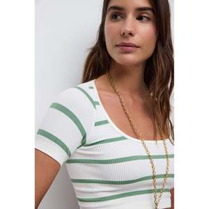 เสื้อครอปท็อปลายทางไร้รอยต่อ สไตล์ลำลอง พร้อมโลโก้ด้านหน้า ความยาวสั้น - Product Image 4