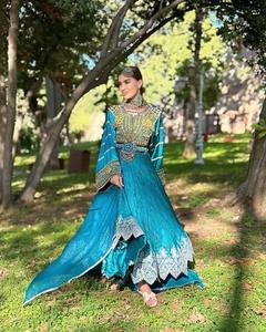 Vestido Tradicional Afgano de Gasa con Mangas Largas y Bordados con Detalles Culturales para Eventos Festivos y Bodas - Product Image 3