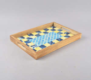 Plateau de service rectangulaire de luxe fait à la main avec incrustation de résine bleue et jaune vibrante et centre en mosaïque géométrique - Product Image 4