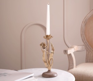 Bougeoir en aluminium doré Artisan avec verre ouragan parfait pour ajouter un charme élégant, confortable et décoratif - Product Image 5