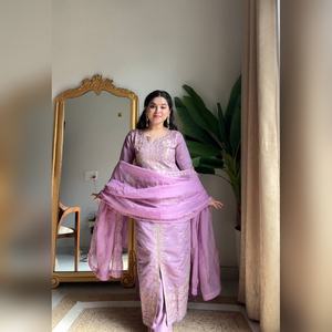 Ensemble ethnique chic en organza multicolore avec des détails de travail en resham et un dupatta en organza fantaisie, collection 2025 - Product Image 4