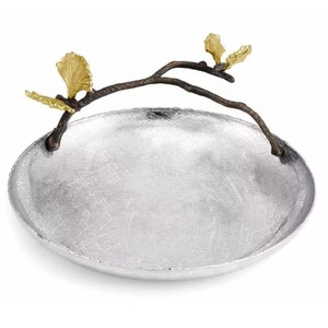 Bol de service décoratif en argent sur base en branche d'arbre avec motif papillon doré pour fruits, collations sèches et présentation festive - Product Image 3