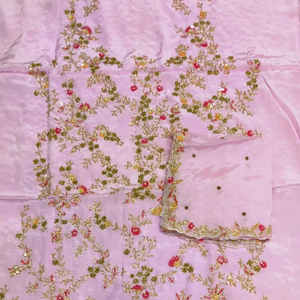 Costumes de fête en soie brodés à la main non cousus de créateur moderne pour femmes Style indien tendance pour les fêtes traditionnelles - Product Image 1