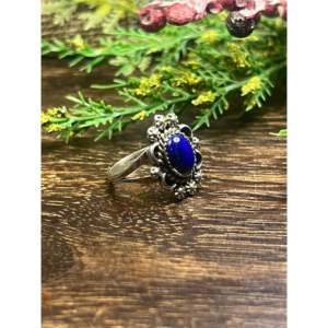 Bague Romantique en Platine Freda Martinez avec Lapis Lazuli Taille Princesse et Monture en Argent Sterling, Taille 8, Idéale au Quotidien - Product Image 3