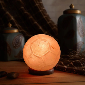Lámpara de sal del Himalaya con forma de bola tallada orgánica, tema de negocios, regalo de fútbol, producto artesanal natural - Product Image 4