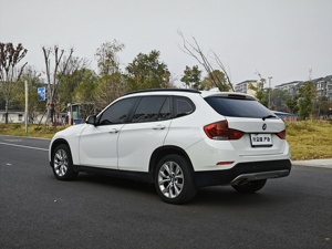 รถบีเอ็มดับเบิลยู X1 SDrive Leading Edition ปี 2013 สภาพดีมาก พวงมาลัยซ้าย SUV 5 ที่นั่ง พร้อมหลังคาซันรูฟแบบพาโนรามา เบาะหนังสีเข้ม - Product Image 3