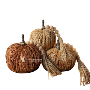 Collection de décorations ovales artisanales en osier tressé, durables, pour la récolte d'automne, avec accents de perles en bois - Product Image 1