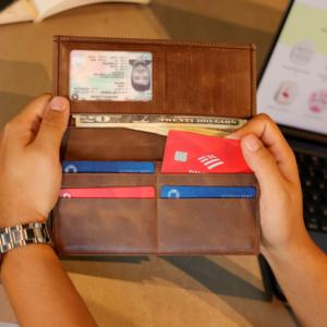 Portefeuille élégant et fin unisexe en cuir véritable avec blocage RFID, porte-téléphone long, durable, logo d'entreprise, motif de fil, brun - Product Image 1