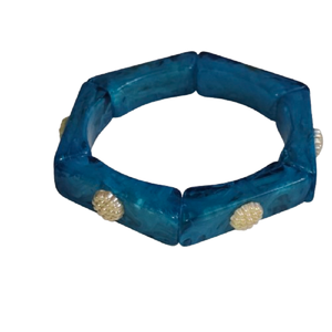 Pulsera elástica segmentada con efecto mármol en azul océano profundo y remaches florales plateados intrincados – Joyería de resina pulida a mano con estilo - Product Image 2