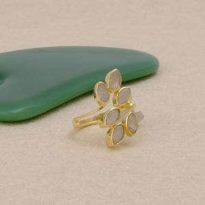 Elegante forma de marquesa anillo de piedras preciosas de Latón chapado en oro piedra natal de junio con diseño de hoja de piedra lunar arcoíris anillos de bisel de moda - Product Image 3