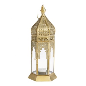 Farol de Vela Marroquí de Latón con Paneles de Vidrio, Diseño Elegante para Colgar, Brillo Cálido para Decoración Festiva del Hogar - Product Image 1