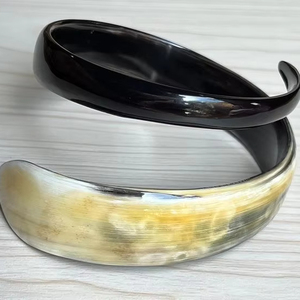 BANGLES Manchettes, bracelets et bracelets en corne de buffle naturelle fabriqués à partir de véritable corne de buffle, disponibles dans un assortiment de - Product Image 1
