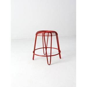 Tabouret en métal élégant avec options de finition argentée et structure robuste, idéal pour ajouter des accents ludiques aux zones repas. - Product Image 4
