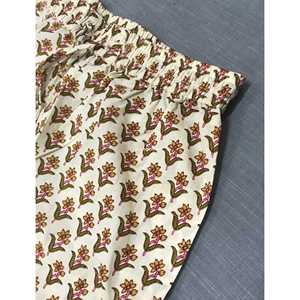 กางเกงขาสั้นผ้าฝ้ายพิมพ์ลายบล็อก 100% ระบายอากาศได้ดี ดีไซน์เอวกลาง ตกแต่งด้วยลวดลาย ขนาดกลาง - Product Image 1