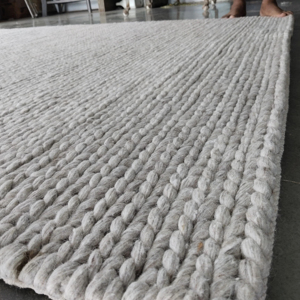 พรมปูพื้นขนสัตว์สีเบจถักลายสไตล์โบฮีเมียนถักทอจาก choti kilim - Product Image 1