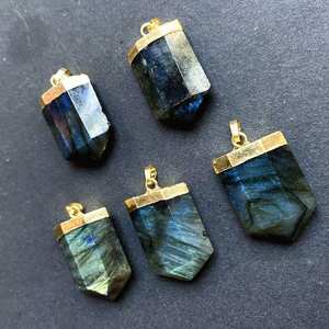 Collier pendentif en pierre de labradorite polie de style vintage Cadeau de bijoux en cristal plaqué or ou argent - Product Image 1
