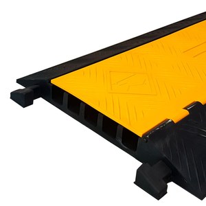 แผ่นยางชะลอความเร็วแบบ 5 ช่องสำหรับวางสายเคเบิล  แบบมีฝาครอบ PVC สำหรับภายนอกอาคาร ขนาด 50 x 92 x 6 ซม. ฐานยางพร้อมโครงสร้างพลาสติก - Product Image 3