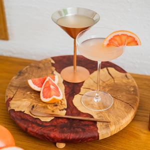 Tabla de Cortar Redonda Hecha a Mano de Madera y Resina Azul, Elegante Tabla de Diseño para Preparar Alimentos y Servir en la Mesa, Procedente de la India - Product Image 6