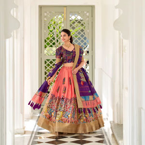 Collection Lehenga traditionnelle imprimée de Kalamkari en soie Dola Catalogue complet disponible au tarif de gros, collection de mariage. - Product Image 1