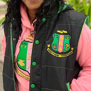 Chaleco acolchado con capucha AKA Black Green, forro de sherpa, unisex, cálido, para invierno, con letras griegas, premium, aislado, con cremallera, estilo urbano. - Product Image 5