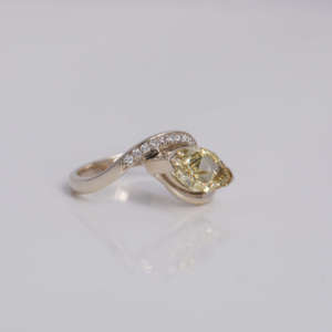 Bague de mariage élégante en or massif 14KT avec diamant jaune taillé en marquise et pavé de diamants cultivés en laboratoire, design tendance, style classique - Product Image 6