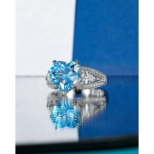 Bague de promesse Jeulia personnalisée en or rose 18 carats avec trois pierres en forme de cœur - Product Image 4