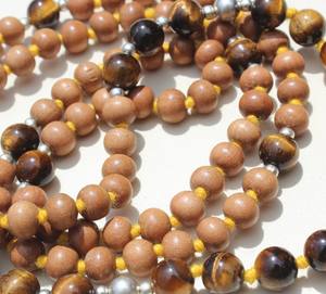 Collar de cuentas de madera de sándalo pulido con ojo de tigre, estilo bohemio indio, hecho a mano, con 108 nudos - Product Image 5