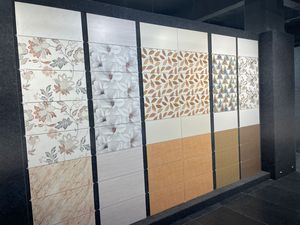 กระเบื้องผนังเซรามิกขนาด300X600มม. ชุดสำหรับอาคารสำนักงานดีไซน์ยอดนิยมและออกใหม่พร้อมเกรดที่ดีที่สุดจากอินเดีย - Product Image 3