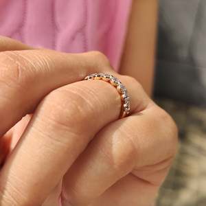 Anillo de Boda con Diamantes de Corte Redondo VS Clarity y Engaste Compartido, en Oro Amarillo Fino de 10k con Tecnología de Engaste para Promesas y Regalos - Product Image 1