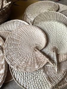 Ventilador de mano de bambú de alta calidad, ventilador de mano de hoja de palma, decoración de pared Vintage para el hogar, de Material Flexible - Product Image 6