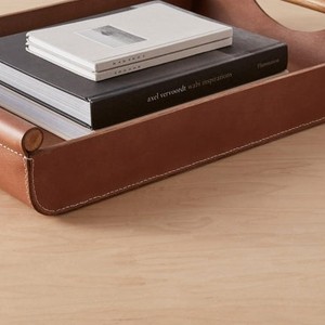 Plateau de service rectangulaire en similicuir marron de luxe avec poignées en bois, plateau ottoman décoratif pour table basse et décoration intérieure - Product Image 5