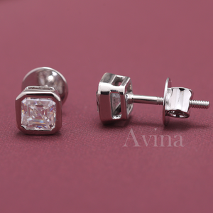 Boucles d'oreilles clous minimalistes en or 18 carats avec diamant de laboratoire certifié IGI taille Asscher, serti clos, à visser, cadeau d'anniversaire de mariage pour femme - Product Image 2