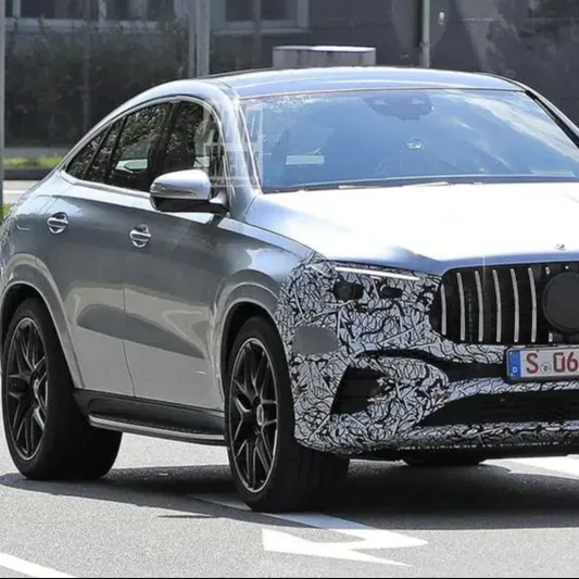 Ön motor arka tekerlek-sürücü veya dört tekerlek-sürücü (4Matic) düzeni kullanılan mercedes-benz GLE Coupe arabalar satılık