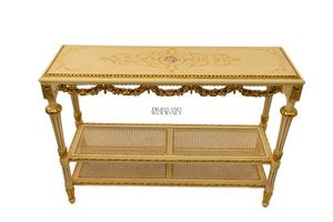 Table console en or artisanale de luxe avec tablier sculpté orné et étagères à double canne de style classique - Product Image 1
