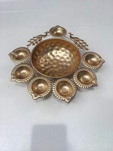 Tazón Urli de diseño de pavo real dorado con 7 portavelas flotantes para decoración del hogar Tazón Urli de Metal elegante con velas flotantes - Product Image 5