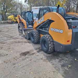 Chargeuse compacte sur pneus SV280b d'occasion, authentique, avec cabine fermée, transmission à deux vitesses, prête à l'emploi - Product Image 1