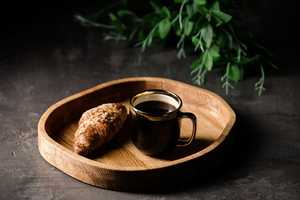 Plato de madera redondo hecho a mano, plato de madera natural duradero, ideal para servir comidas, aperitivos o añadir encanto rústico a la Mesa - Product Image 6