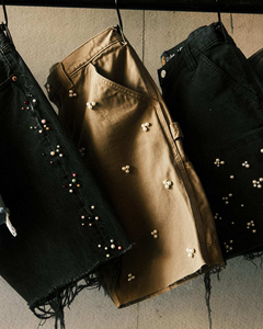 Shorts de sport pour hommes en denim non tissé respirant, avec logo personnalisé, effet vieilli et strass, pour le travail en extérieur et la course à pied – Vente chaude - Product Image 1