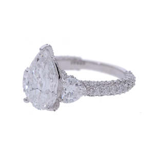 Anillo de diamante cultivado en laboratorio de oro de 14 quilates con centro de corte de pera de 3 quilates y diamantes laterales de corte en corazón anillo de compromiso CVD de acento de corte redondo - Product Image 3