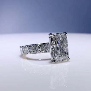 Bague de fiançailles pour femme en diamant de laboratoire radiant certifié IGI de 6,00 carats avec côtés allongés en forme de coussin - Product Image 3