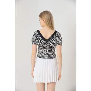 Blusas y Camisas para Mujer Topshow, Blusa Negra con Cuello en V y Encaje de Zebra, Venta al Por Mayor - Product Image 1