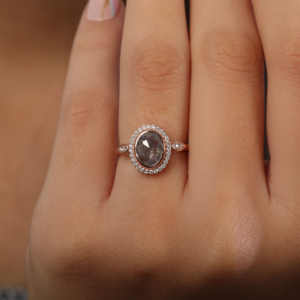 Diamante Natural Sal y Pimienta Oval Rose Cut Halo Ajuste Clásico IGI Certificado Oro Rosa Aniversario Anillo de Compromiso para Mujer - Product Image 6