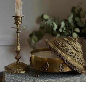 เทียนหอมจากขี้ผึ้งถั่วเหลืองในโถแก้วตกแต่งด้วยทองเหลืองและอะลูมิเนียมแบบดั้งเดิม เหมาะสำหรับโรงแรม ใช้เสิร์ฟ กลิ่นหอม ตกแต่งบ้าน ตกแต่งโต๊ะ - Product Image 2