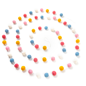 Guirnaldas de bolas de fieltro de lana hechas a mano Colores vibrantes del arco iris 2 a 6 metros de longitud Perfectas para la decoración del árbol de Navidad - Product Image 2
