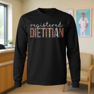 T-shirt a maniche lunghe per dietetiche certificate con stampa leopardata – Design per il riconoscimento del settore sanitario - Product Image 3