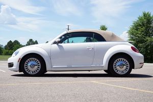 2013 Volkswagen Beetle 2.5L con caja de cambios automática Asientos de cuero Dirección izquierda Cámara trasera R17 Ruedas de aleación - Product Image 2