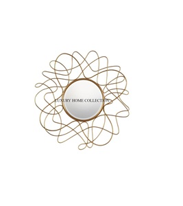 Cadre de miroir mural en métal antique classique avec verre biseauté et détails en métal ornés pour un look décoratif intemporel - Product Image 1