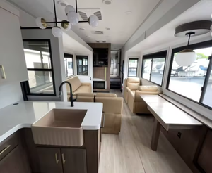 Autocaravana/Remolque de Viaje Dutchmen Denali 366RK 2025 2024 2026 - Product Image 3