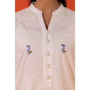 ชุดเซ็ตผ้าแคมบริคปักลายสีขาวสำหรับผู้หญิง ไซส์ XXS ความยาวเหนือเข่า ชุดสองชิ้นประกอบด้วยเสื้อและกางเกง - Product Image 5